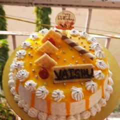 A picture of Bakery style Pineapple flavour cake.