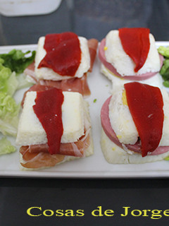 Una foto de Huevos cuadrados con jamón y mortadela