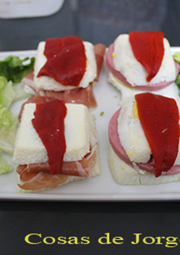 Una foto de Huevos cuadrados con jamón y mortadela