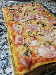 Una foto de Pizza jamón york