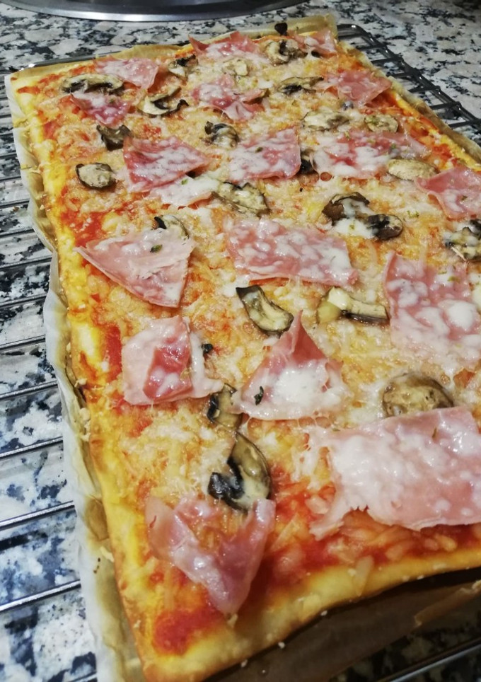 Una foto de Pizza jamón york