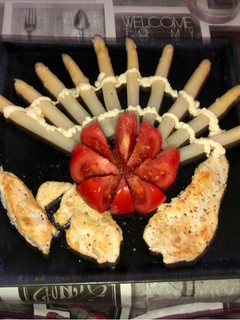 Una foto de Pechuga de pollo a la plancha con flor de tomate y espárragos blancos