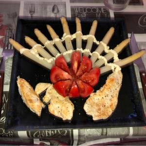 Pechuga de pollo a la plancha con flor de tomate y espárragos blancos