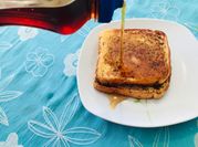 Una foto de tostadas con café