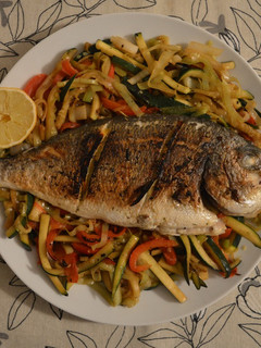 Una foto de Dorada a la plancha y verduras al wok
