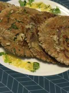 A picture of Lasaniya Bajri Rotla (Pearl Milled Flatbread With Garlic).