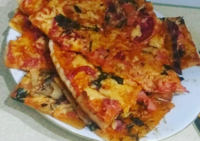Тонкая итальянская пицца с салями