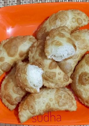 ओल्या नारळाच्या करंज्या - नारळी पौर्णिमा स्पेशल (olya naralachya karanjya recipe in marathi) रेसिपी चे मुख्य फोटो 