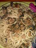Fideos con salsa de espinaca y pollo