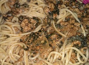 Una foto de Fideos con salsa de espinaca y pollo