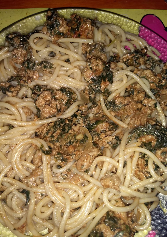 Una foto de Fideos con salsa de espinaca y pollo