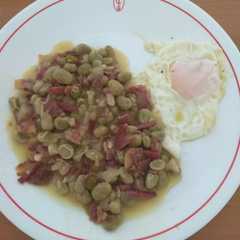 Una foto de Habas fritas con jamón y huevo