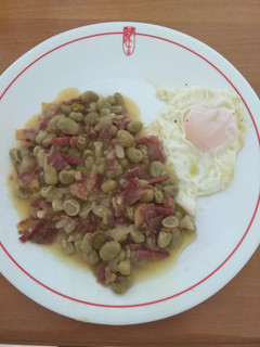 Una foto de Habas fritas con jamón y huevo