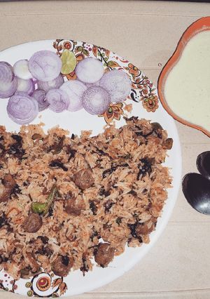 A picture of Soya chunks biryani.