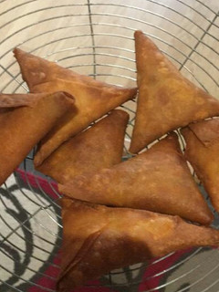 வெங்காய சமோசா (Venkaaya samosa recipe in tamil) செய்முறை முக்கிய புகைப்படம்
