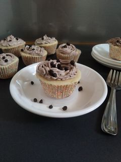 વેનીલા કપકેક્સ (Vanilla Cupcakes Recipe In Gujarati) રેસીપી મુખ્ય ફોટો