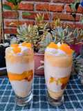 Postre de durazno y chantilly en vaso
