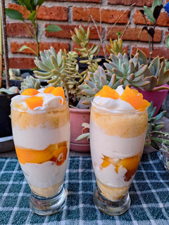 Una foto de Postre de durazno y chantilly en vaso