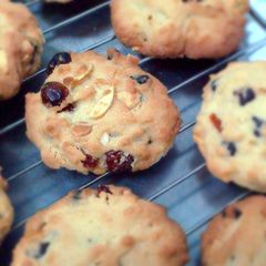 A picture of Raisin and Nut Cookies.