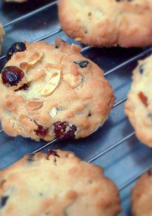 A picture of Raisin and Nut Cookies.