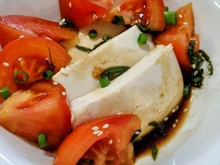 สลัดเย็นเต้าหู้อ่อนกับมะเขือเทศ โลว์คาร์บ vegan