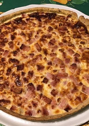 Une photo de Quiche « pas Lorraine » au jambon blanc,oignon de roscoff et feta grecque (pâte brisée au basilic)