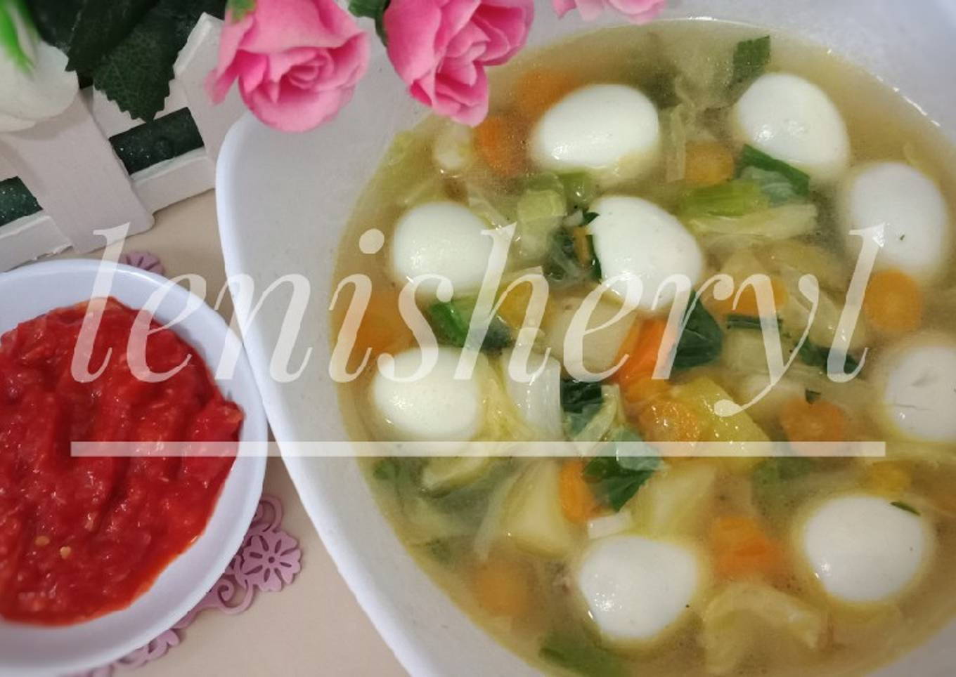 Sup sayur sederhana dengan telur puyuh
