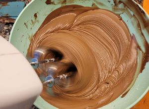 Una foto de Crema de chocolate para decoración o relleno de tortas