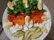 Una foto de ensalada de lechuga para cena