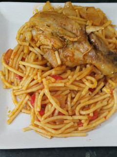 Una foto de Espagueti con cebolla tomate y pollo