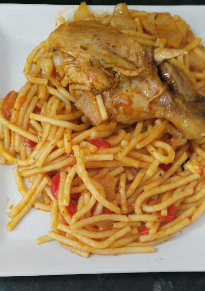 Una foto de Espagueti con cebolla tomate y pollo