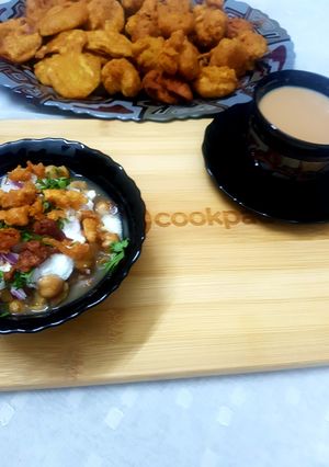 A picture of Pakoray and instant chaat.