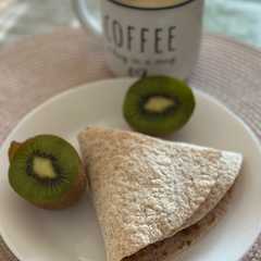 Una foto de Wrap integral de mantequilla de cacahuete, plátano y algarroba en polvo