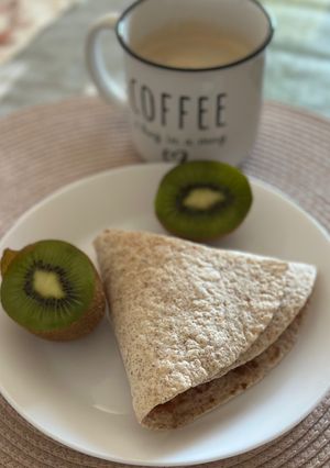 Una foto de Wrap integral de mantequilla de cacahuete, plátano y algarroba en polvo