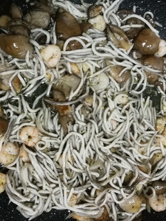 Una foto de Gulas con setas y gambas