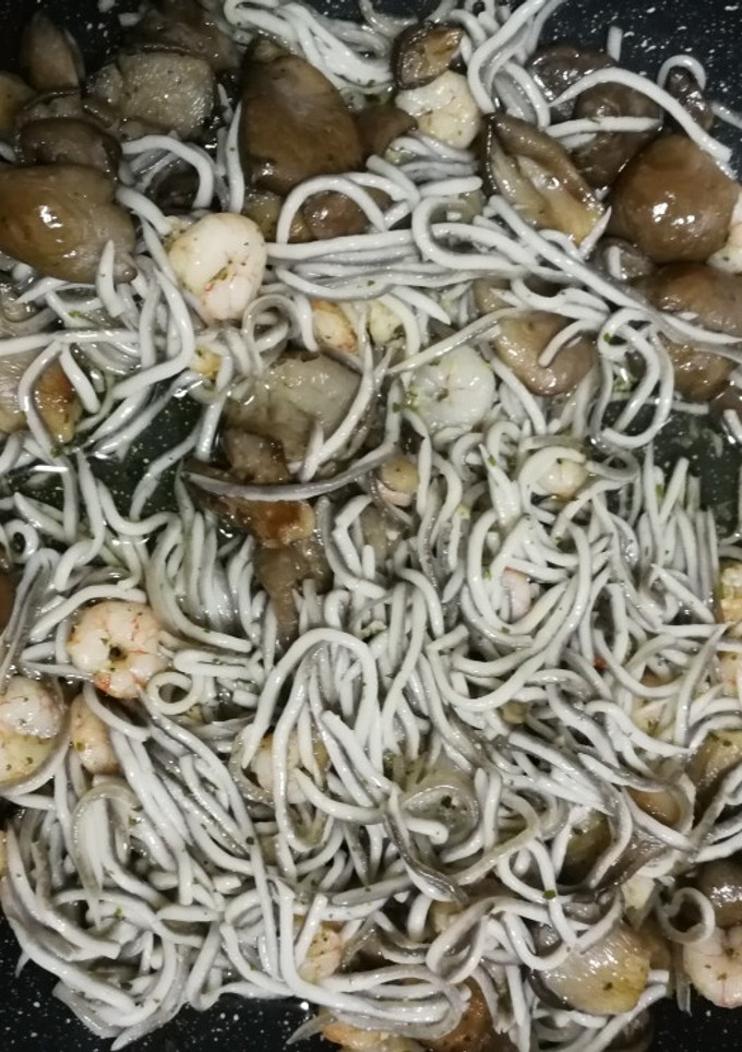 Una foto de Gulas con setas y gambas