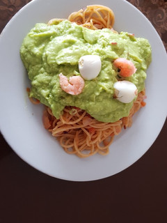 Una foto de Pasta integral con salsa de aguacate