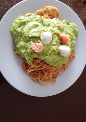 Una foto de Pasta integral con salsa de aguacate