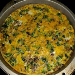 A picture of Broccolli, spinach, and mushroom quiche.