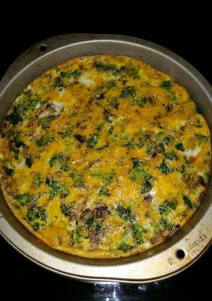 A picture of Broccolli, spinach, and mushroom quiche.