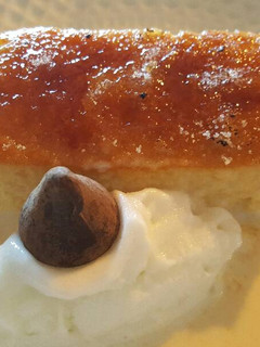 Una foto de Torrija y helado de leche merengada