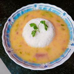 A picture of Lahsuniya dal chawal.