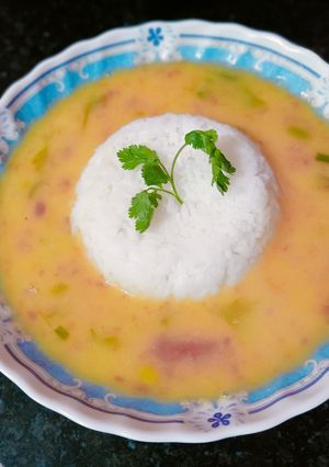 A picture of Lahsuniya dal chawal.