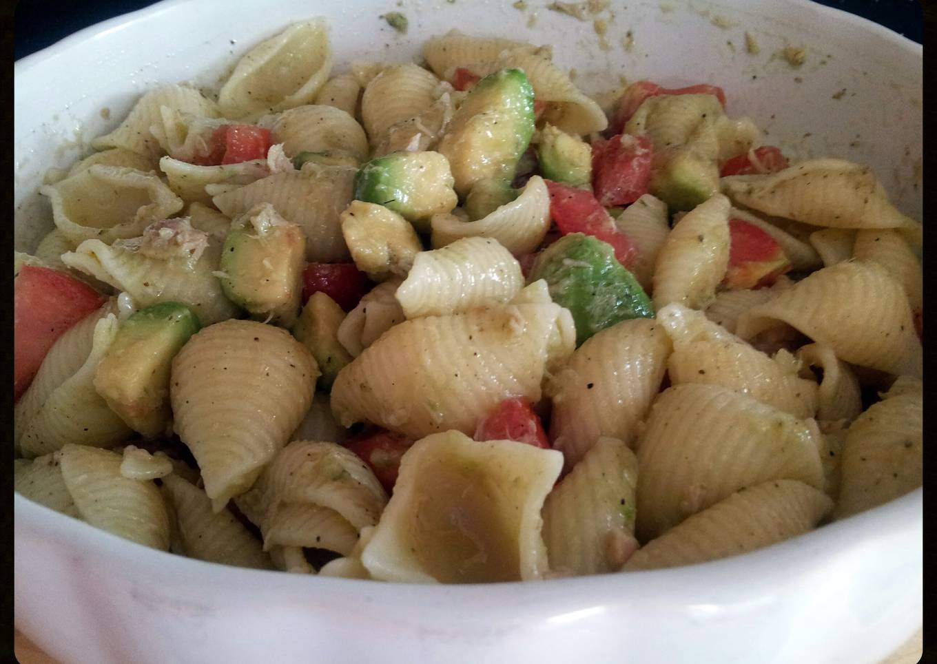 Amy pasta with avocado and tuna