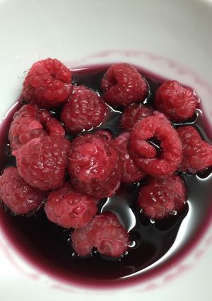 Una foto de Frambuesas con vino tinto
