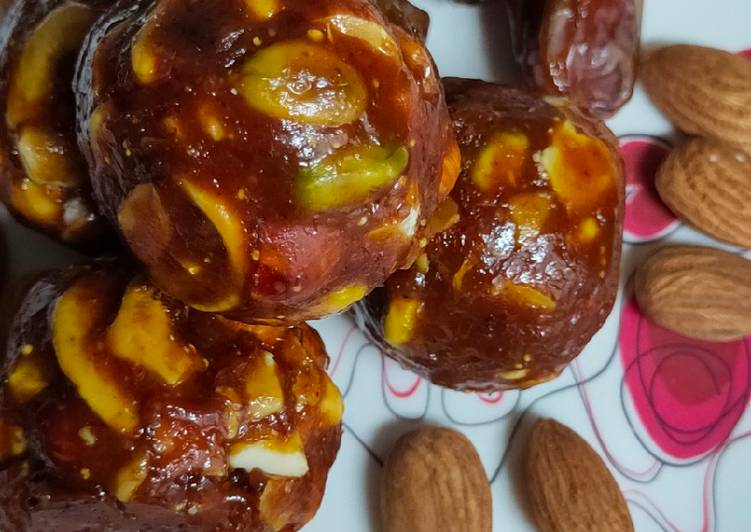 Nuty dates ladoo.