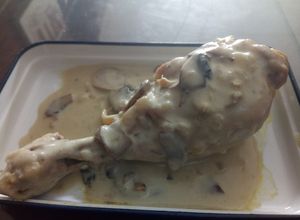 Una foto de Muslos de pollo en crema con champiñones 🍗😋