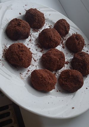 O poză a rețetei Trufe de ciocolată neagră cu avocado.