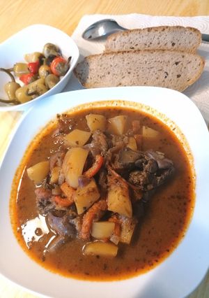 Paprikás krumpli lecsósan csirkemájjal recept fotója