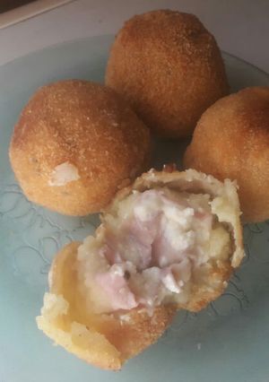 Una foto de Bombas de papa con jamón y queso